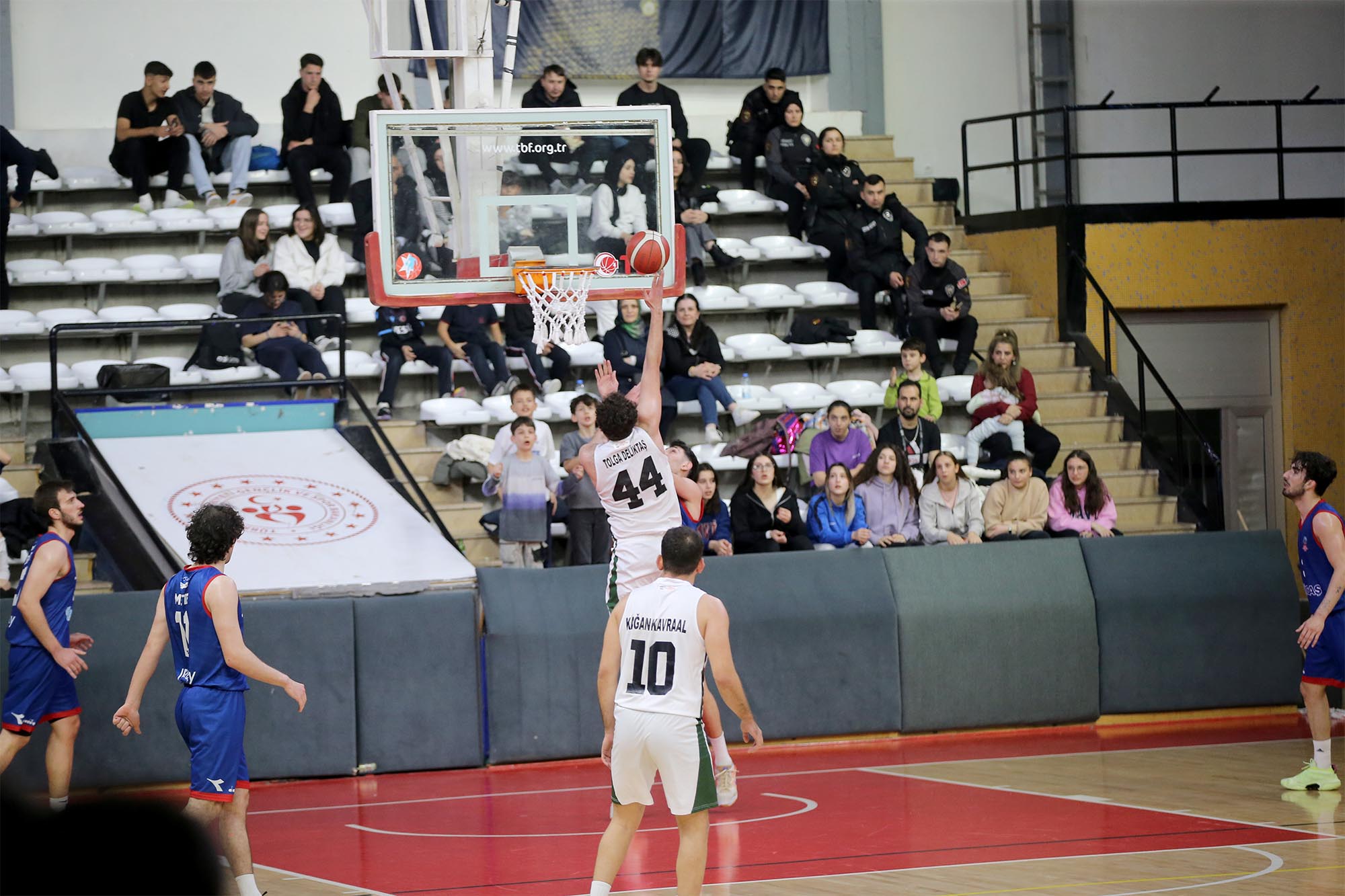 Büyükşehir Basket farklı galibiyetle son16’da: Tebrikler dev adamlar!