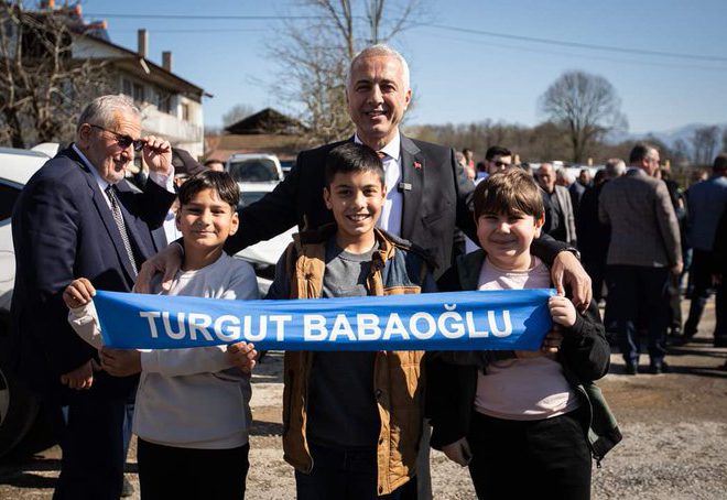 Hendek Belediye Başkanı Turgut Babaoğlu, halkın sevgi ve takdiriyle karşılanıyor