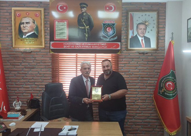 Gazeteci Levent Candan’a Şehit Aileleri ve Gazilerden plaket