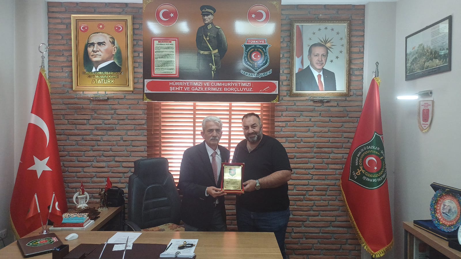 Gazeteci Levent Candan’a Şehit Aileleri ve Gazilerden plaket