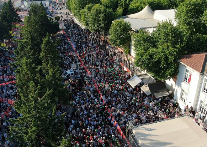 Yusuf Alemdar Filistin için sokağadökülen binlerce Sakaryalıyla: “Filistinhepimizin davasıdır”