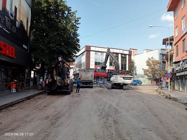 YILLARDIR GİRİLMEYEN KEMALPAŞA CADDESİNDE PÜSKÜLLÜ RÜZGARI