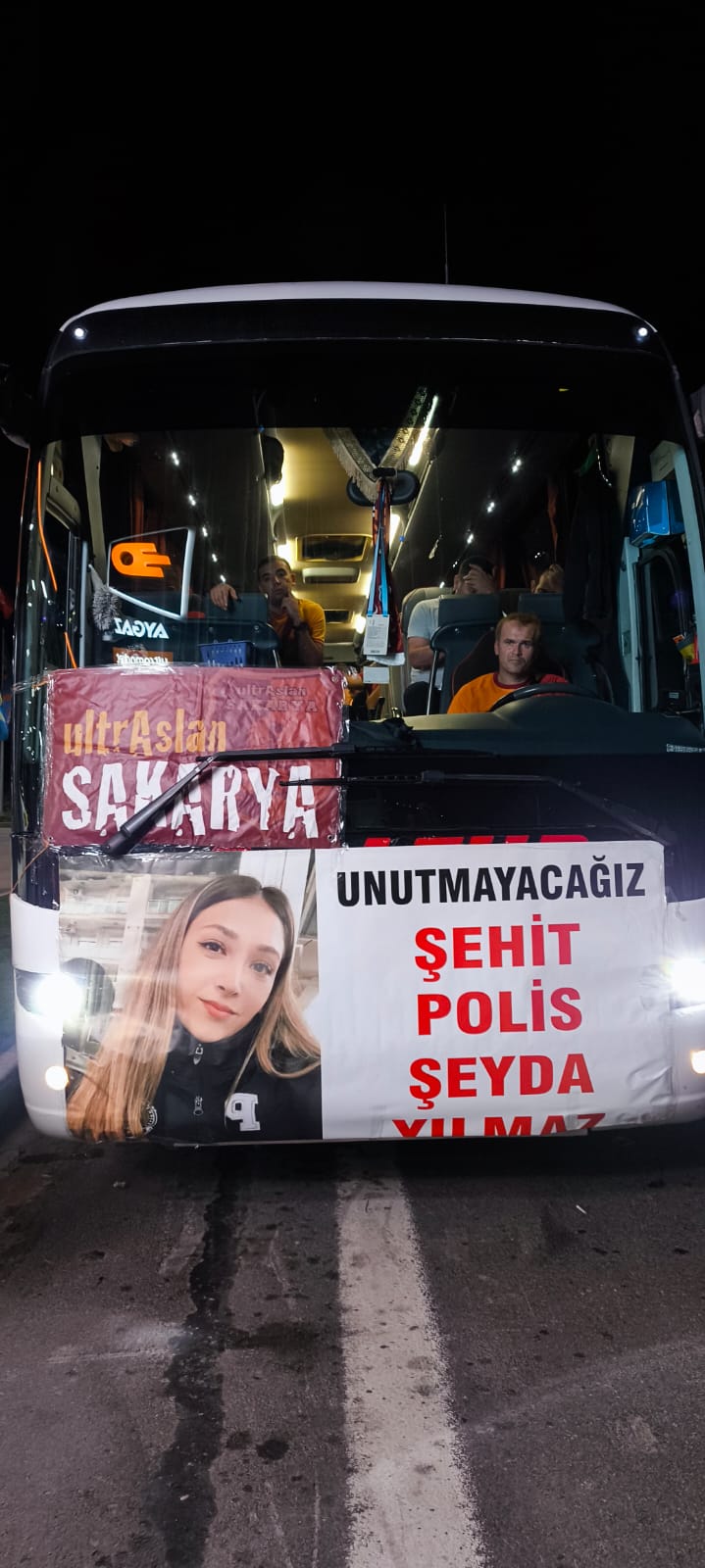 ultrAslan Sakarya grubu, İstanbul Ümraniye’de motosiklet hırsızları tarafından görevi başında şehit olan Polis Memuru Şeyda Yılmaz’ı unutmadı.