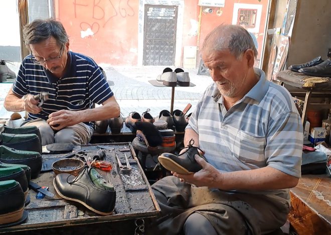 45 yıldır birlikte ayakkabı üretin baba oğul, 10 metrekarelik dükkanlarında zamana direniyor.