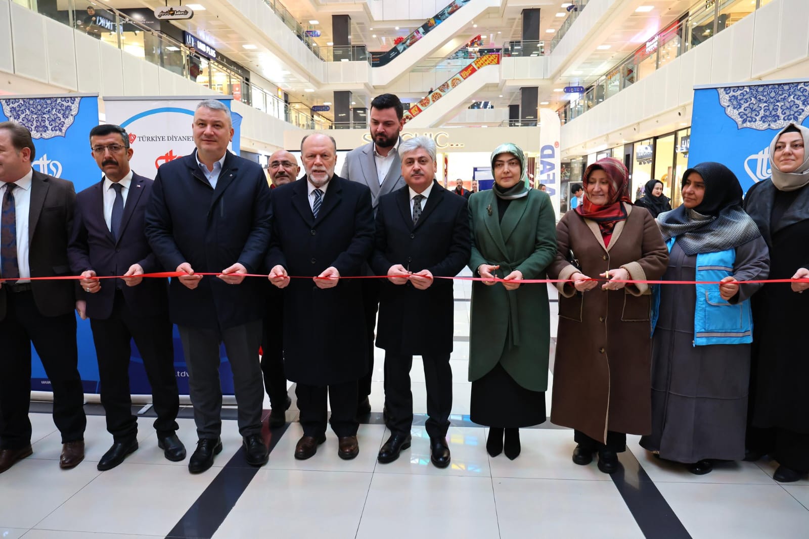 “Deprem Bölgesinde Bir Tuğla da Senden Olsun” yardım kampanyası kapsamında Sakarya’da Hayır Çarşısı açıldı.