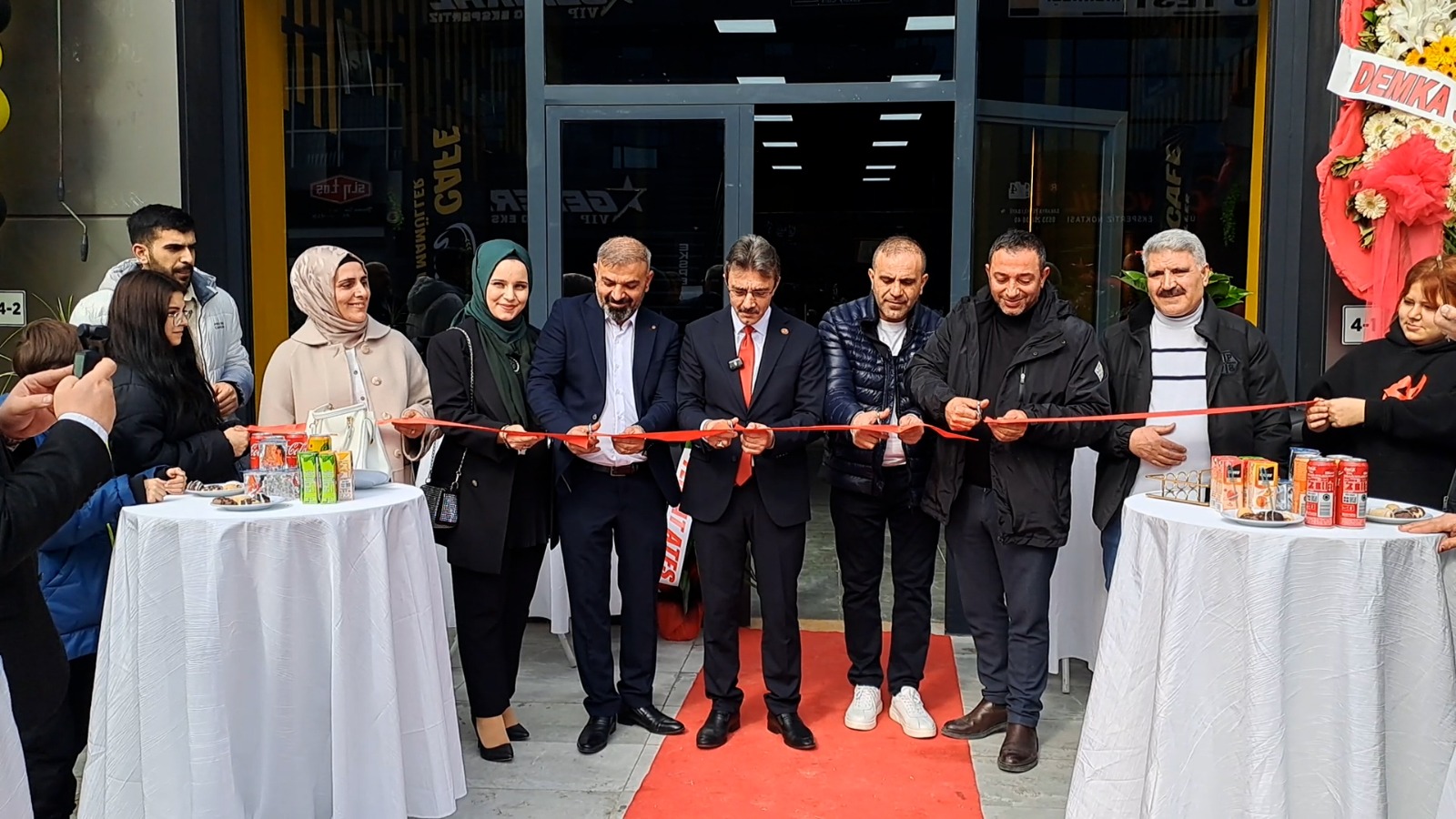 Erenler Belediye Başkanı Şenol Dinç mesaiye esnaf ziyareti ve iş yeri açılışıyla başladı